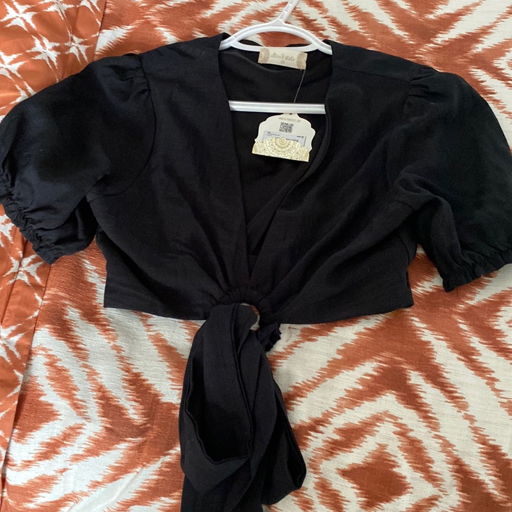 Brand altar’d state with a tie to the front and elastic sleeves